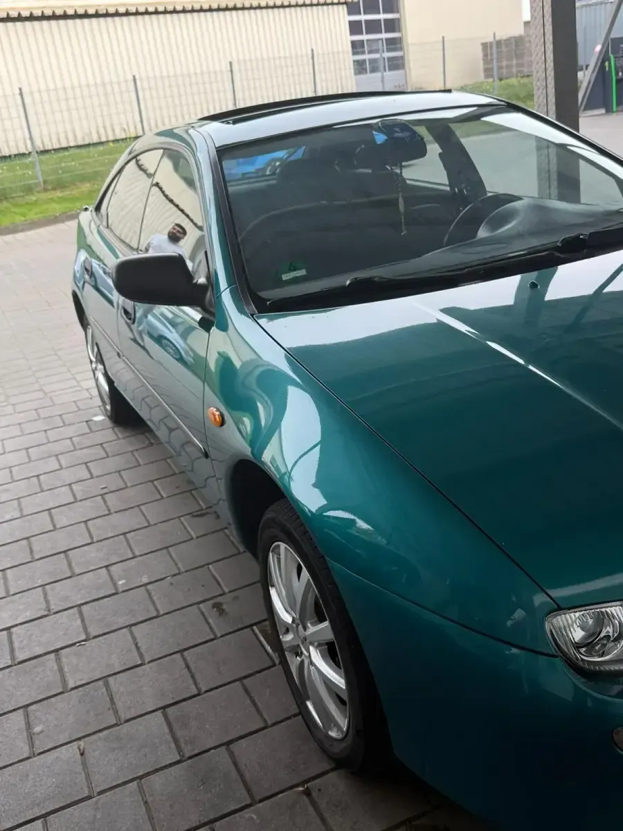 Second-hand Mazda 323F 88 CP (64 kW) 1995 Verde Berlinǎ