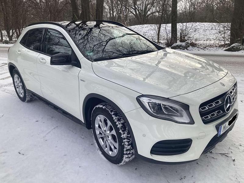 Weiß Gebraucht 2017 Mercedes GLA200 AMG line SUV | 21.400 € - Bild 1/4