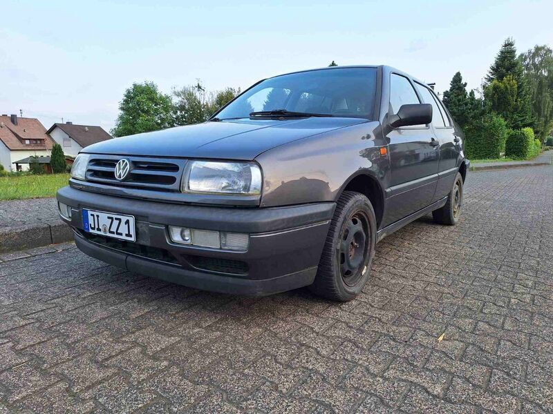 Grau Gebraucht 1992 VW Vento Limousine | 1.500 € - Bild 1/4