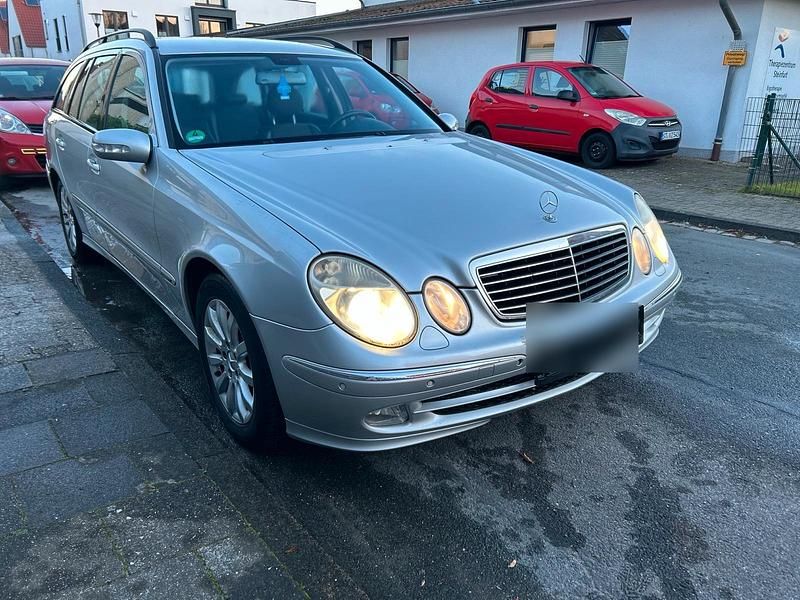 Silber Gebraucht 2004 Mercedes E220 Avantgarde Kombi | 2.249 € (Superpreis) - Bild 1/4
