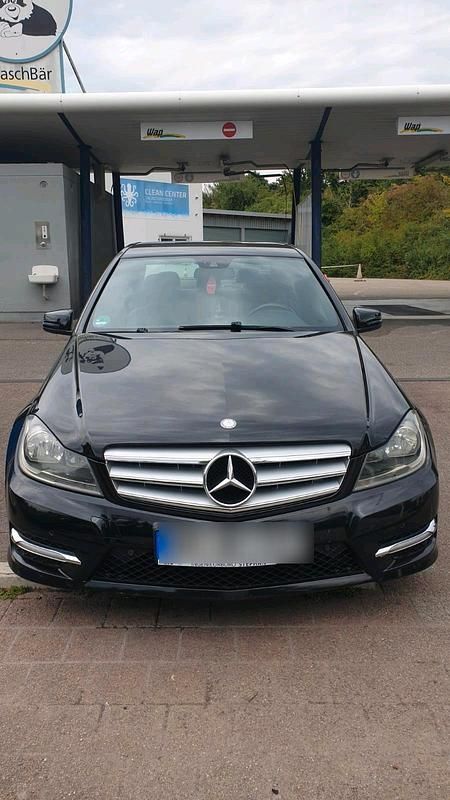Schwarz Gebraucht 2011 Mercedes C250 Limousine | 13.500 € (Teuer) - Bild 1/4