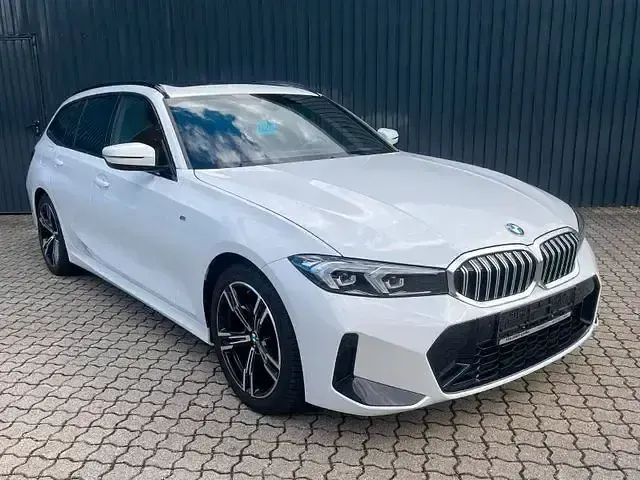 Gebraucht BMW 318 M Sport 156 PS (114 kW) 2024 Alpinweißuni Kombi