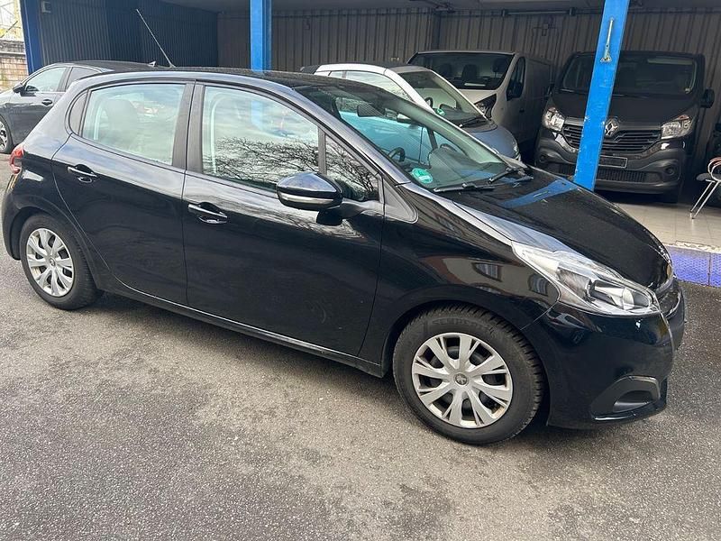 Gebraucht Peugeot 208 Active 82 PS (60 kW) 2017 Schwarz Kleinwagen