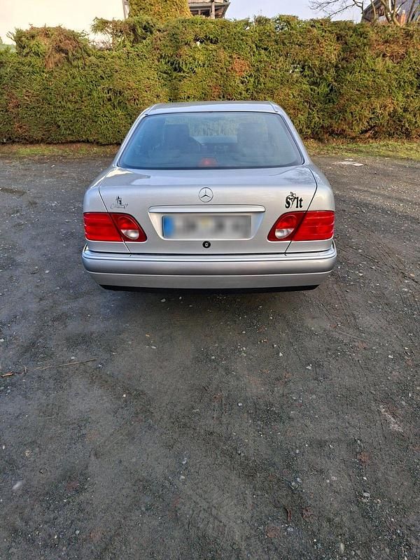 Gebraucht Mercedes E200 Elegance 136 PS (100 kW) 1995 Silber Limousine