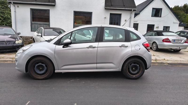 Grau Gebraucht 2014 Citroën C3 Tendance Kleinwagen | 2.399 € (Guter Preis) - Bild 1/4