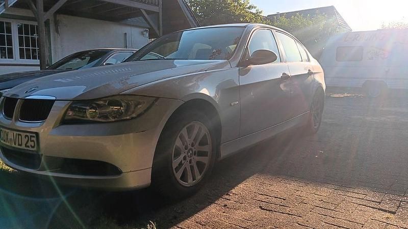 Silber Gebraucht 2005 BMW 318 Limousine | 2.400 € (Guter Preis) - Bild 1/4