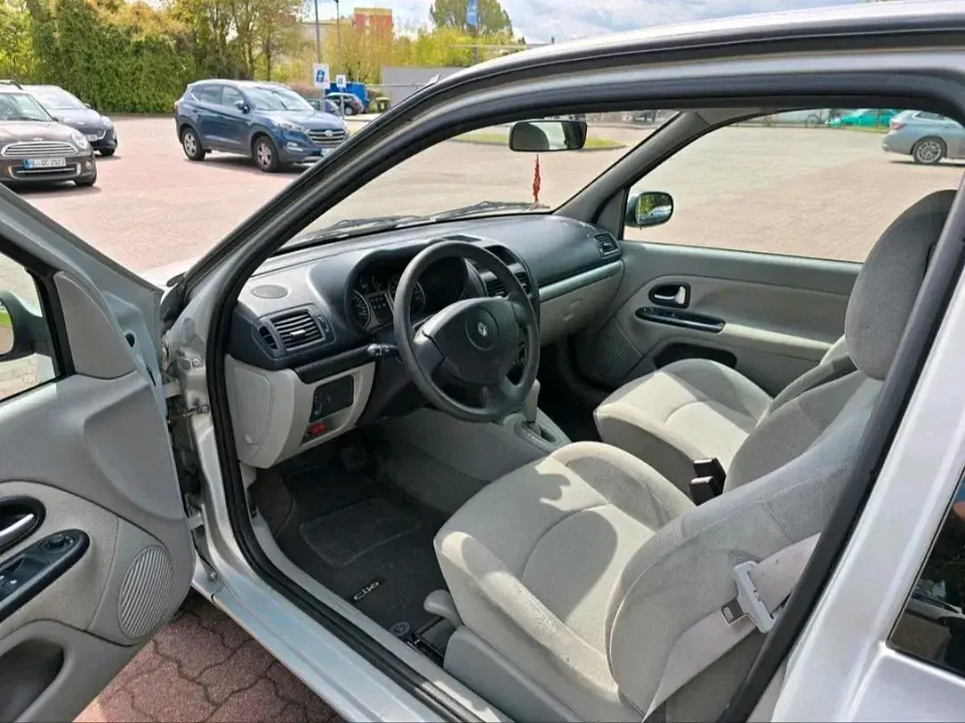 Gebraucht Renault Clio II 98 PS (72 kW) 2001 Silber Kleinwagen