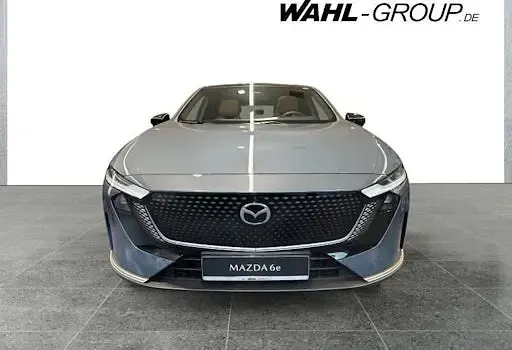 Neu Mazda 6e Takumi-Line 180 kW (245 PS) 2025 Grau Limousine