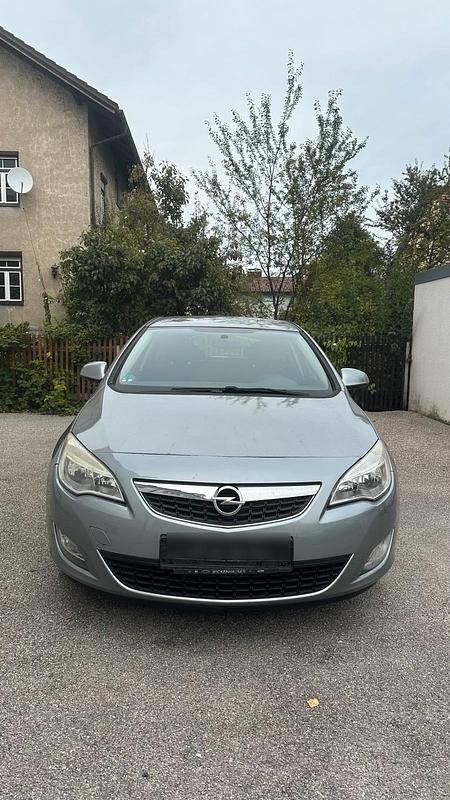 Grau Gebraucht 2011 Opel Astra Kleinwagen | 3.750 € (Guter Preis) - Bild 1/4