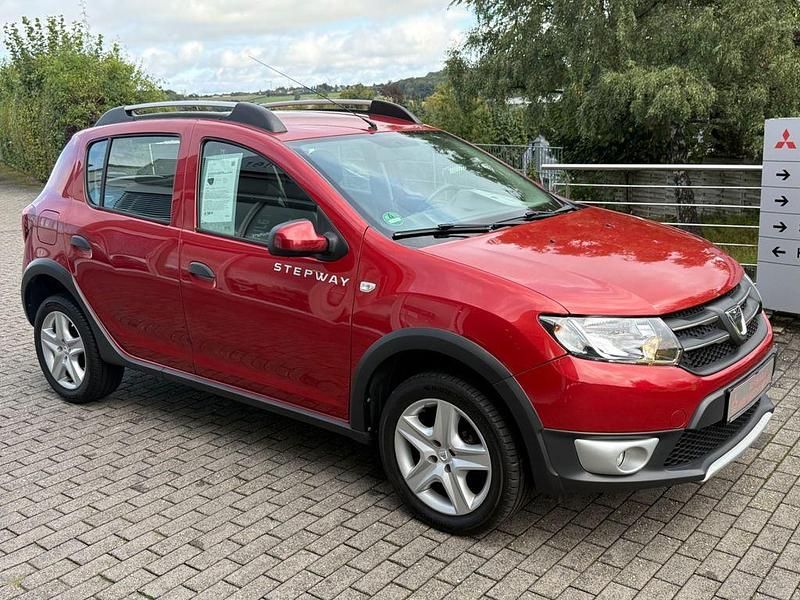 Rot Gebraucht 2015 Dacia Sandero Prestige Kleinwagen | 8.790 € (Etwas zu teuer) - Bild 1/4