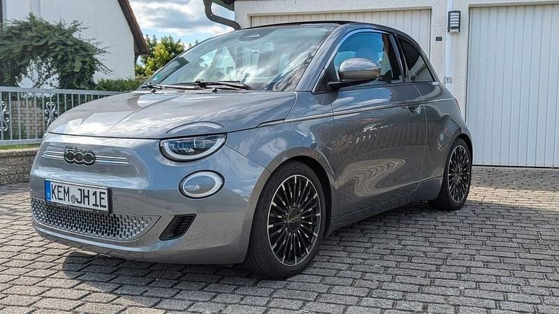 Grau Gebraucht 2022 Fiat 500e La Prima Limousine | 18.490 € (Fairer Preis) - Bild 1/4