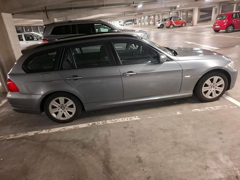 Gebraucht BMW 318 120 PS (88 kW) 2011 Grau Kombi
