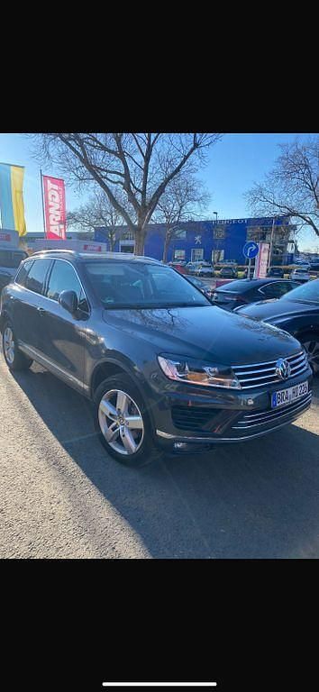 Grau Gebraucht 2016 VW Touareg Exclusive SUV | 26.590 € (Etwas zu teuer) - Bild 1/4