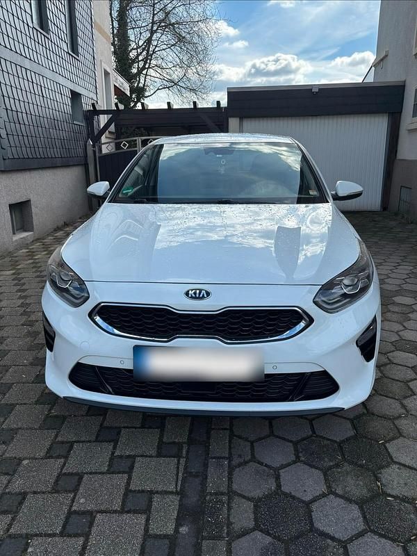 Gebraucht Kia Ceed Spirit 140 PS (102 kW) 2018 Andere farben Kleinwagen
