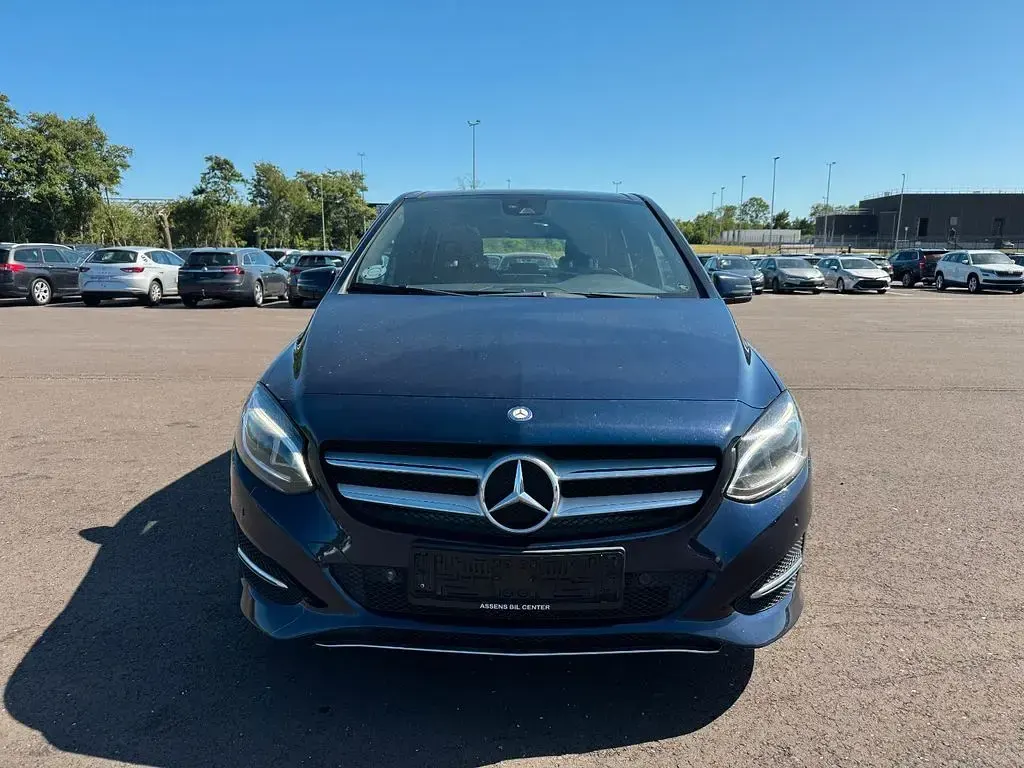 Gebraucht Mercedes 180 109 PS (80 kW) 2016 Blau Limousine