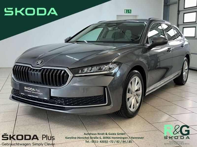 Grau Gebraucht 2024 Skoda Superb Selection Kombi | 35.799 € (Fairer Preis) - Bild 1/4