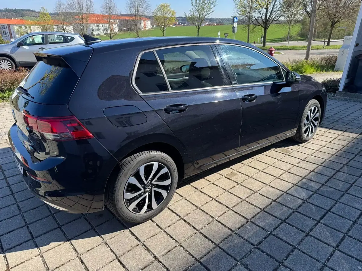 Gebraucht VW Golf VII Active 150 PS (110 kW) 2021 Schwarz Kleinwagen