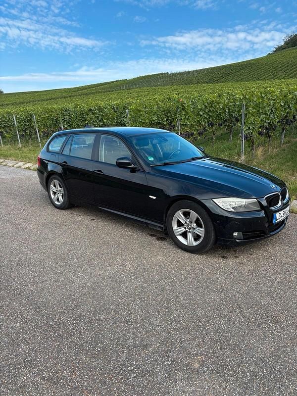 Schwarz Gebraucht 2010 BMW 318 Kombi | 3.400 € (Superpreis) - Bild 1/4