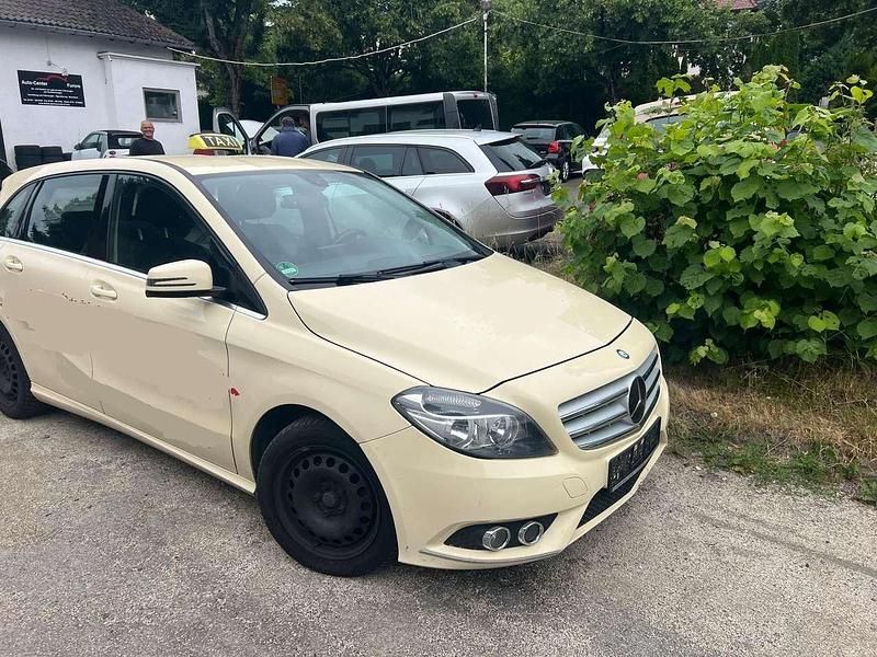 Hellelfenbein Gebraucht 2014 Mercedes 180 Limousine | 3.750 € - Bild 1/3