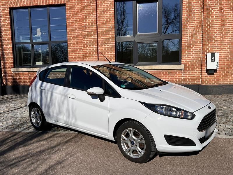 Gebraucht Ford Fiesta 80 PS (58 kW) 2013 Weiß Kleinwagen