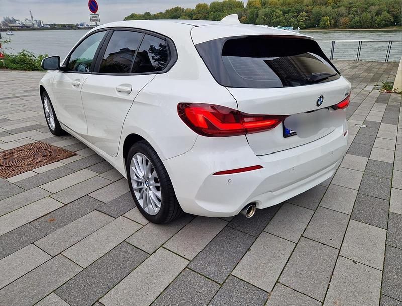 Weiß Gebraucht 2022 BMW 118 Advantage Kleinwagen | 18.700 € (Fairer Preis) - Bild 1/4