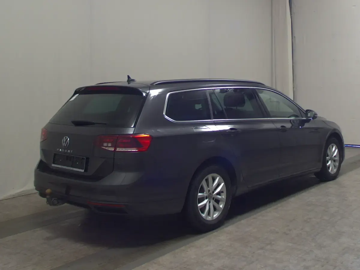 Gebraucht VW Passat Business 150 PS (110 kW) 2023 Mangangrau metallic Kombi