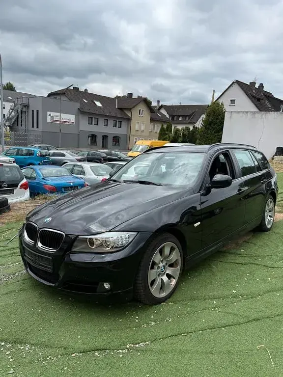 Gebraucht BMW 318 143 PS (105 kW) 2011 Schwarz Kombi