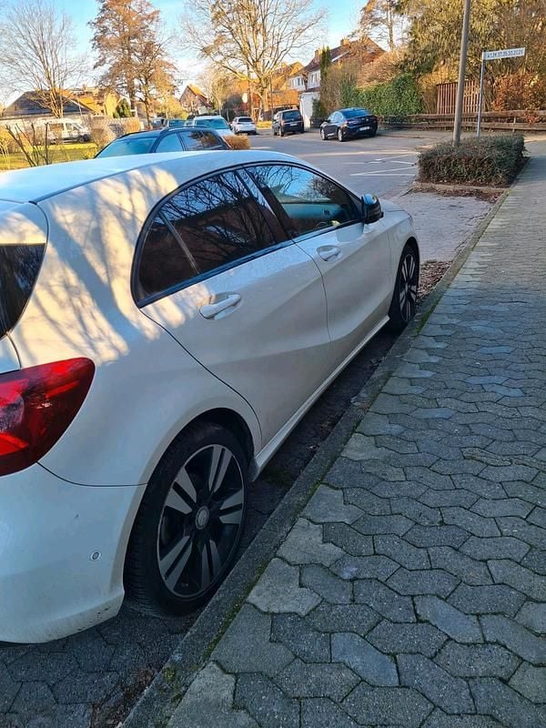 Gebraucht Mercedes A200 136 PS (100 kW) 2016 Weiß Kleinwagen