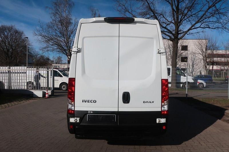 Second-hand Iveco Daily 106 CP (77 kW) 2014 Alb Berlinǎ