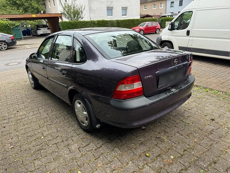 Andere farben Gebraucht 1996 Opel Vectra Limousine | 1.400 € (Etwas zu teuer) - Bild 1/4