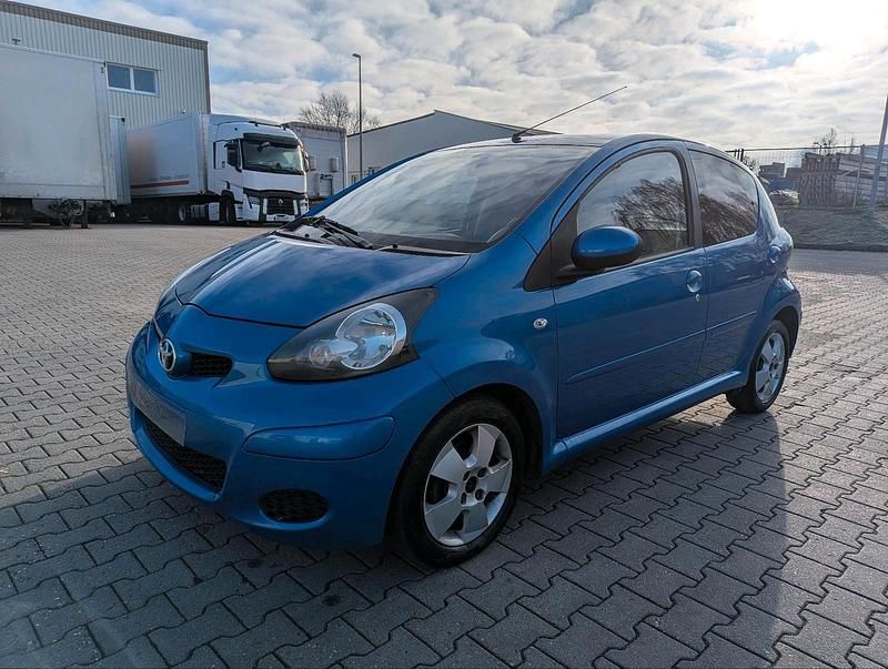 Blau Gebraucht 2009 Toyota Aygo Kleinwagen | 3.390 € (Etwas zu teuer) - Bild 1/4
