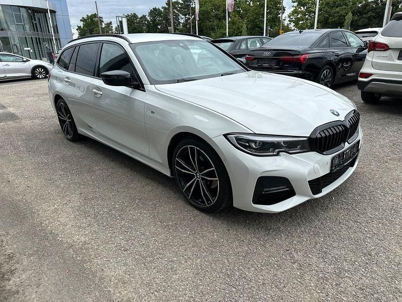 Weiß Gebraucht 2021 BMW 320 M Sport Kombi | 24.499 € (Guter Preis) - Bild 1/4
