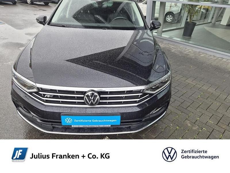 Deep black perleffekt (metallic) Gebraucht 2023 VW Passat Elegance Kombi | 36.990 € (Fairer Preis) - Bild 1/2