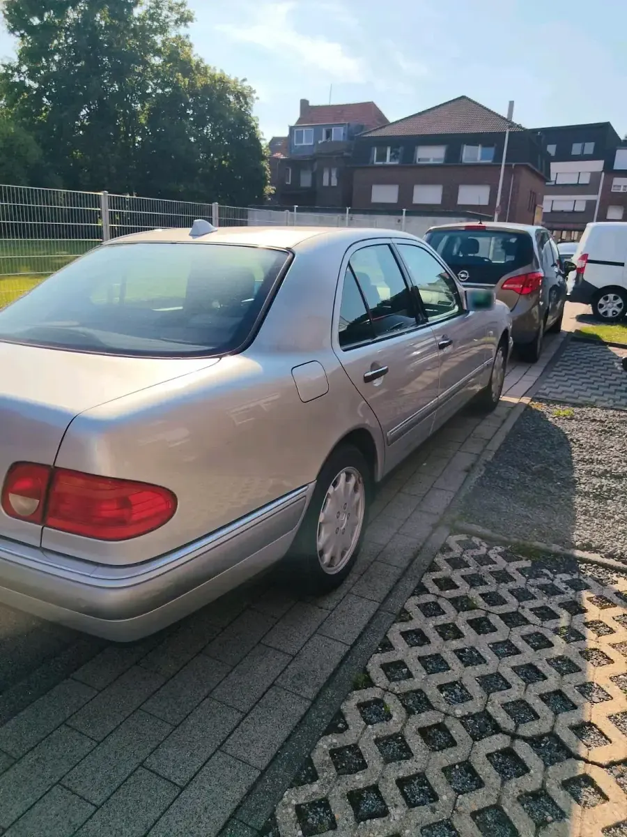 Gebraucht Mercedes E240 Elegance 170 PS (125 kW) 1999 Silber Limousine