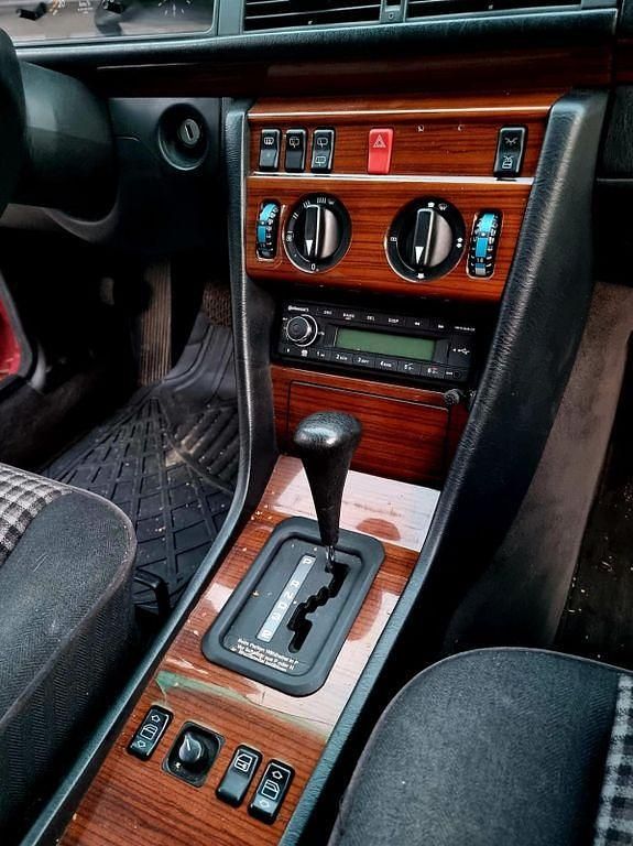 Second-hand Mercedes E250 113 CP (83 kW) 1994 Roșu Berlinǎ