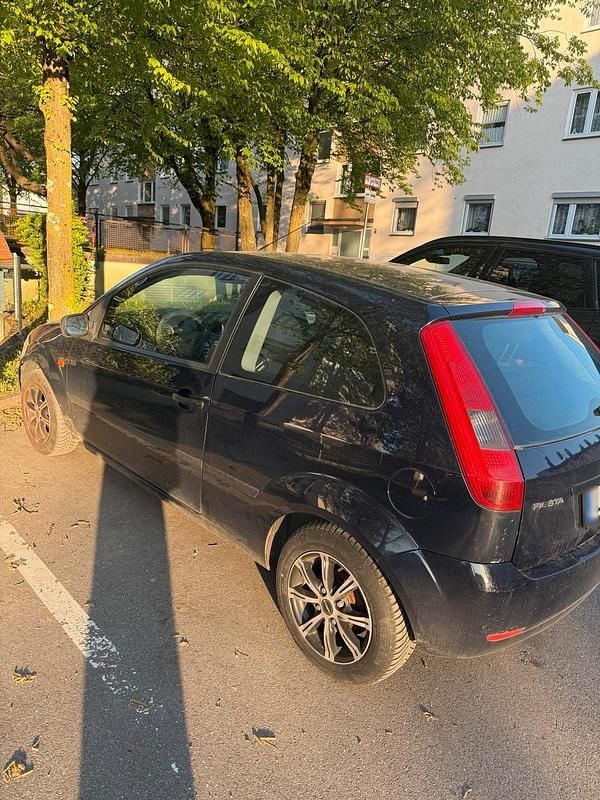 Używany Ford Fiesta 60 KM (44 kW) 2004 Niebieski Hatchback