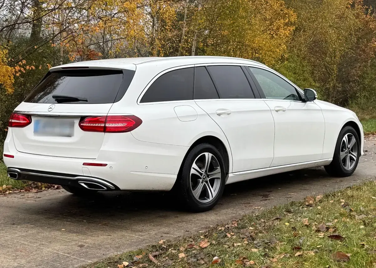 Gebraucht Mercedes E220 194 PS (142 kW) 2019 Weiß Kombi