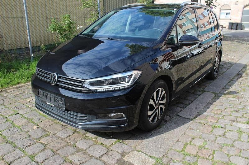Schwarz Gebraucht 2022 VW Touran Active Van / Kleinbus | 17.890 € (Guter Preis) - Bild 1/4