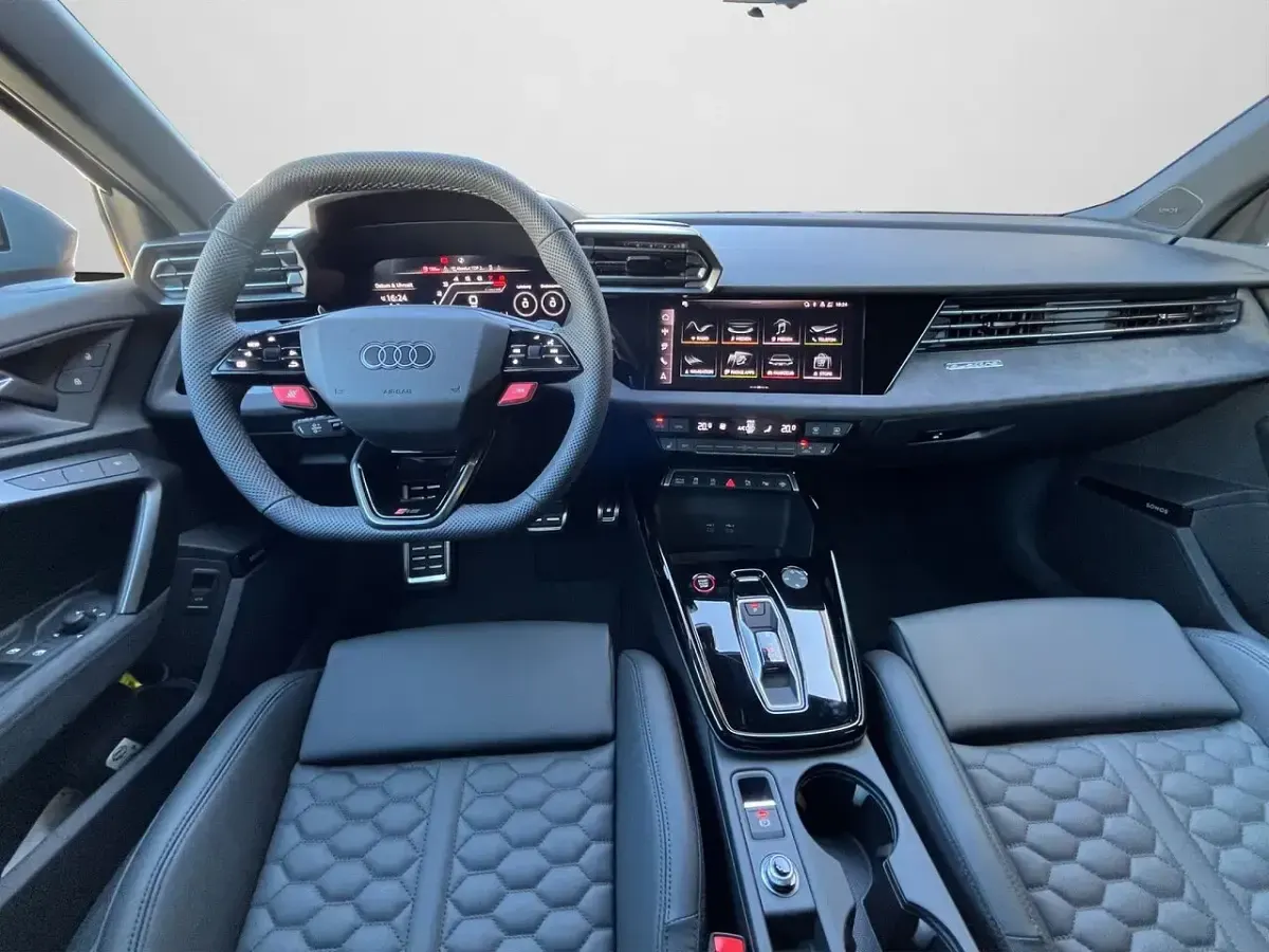 Neu Audi RS3 Sportback Advanced 400 PS (294 kW) 2026 Kemoragrau metallic (metallic) Kleinwagen