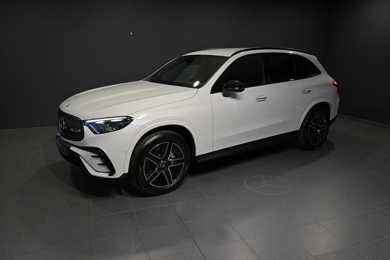 Weiß manufaktur lack manufaktu Gebraucht 2024 Mercedes E300 AMG Line Premium Limousine | 58.790 € (Superpreis) - Bild 1/3