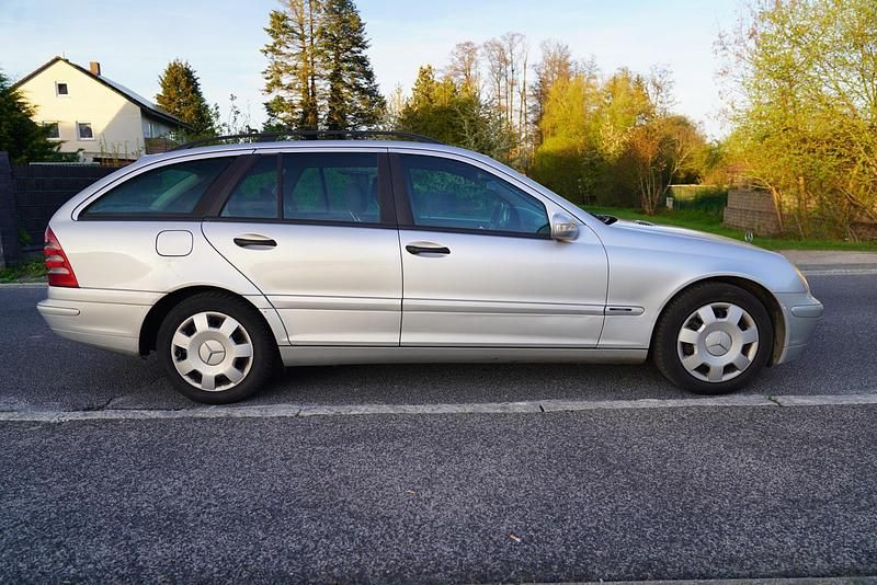 Usata Mercedes C220 Classic 143 CV (105 kW) 2003 Argento Station wagon