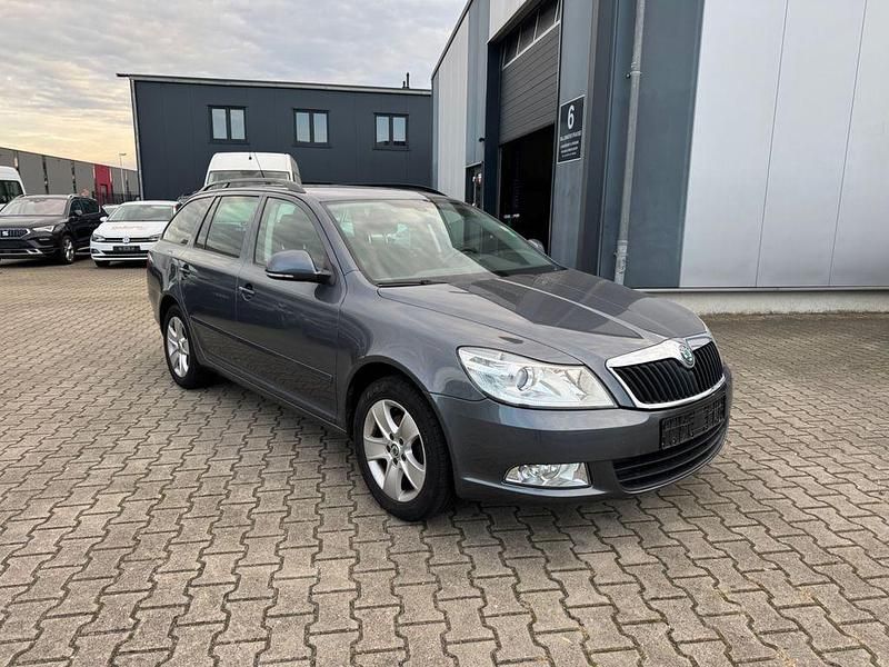 Grau Gebraucht 2010 Skoda Octavia Ambiente Kombi | 2.350 € (Teuer) - Bild 1/4
