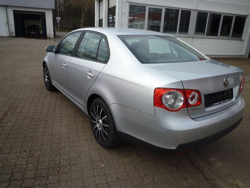 Gebraucht VW Jetta Trendline 105 PS (77 kW) 2008 Silber Limousine