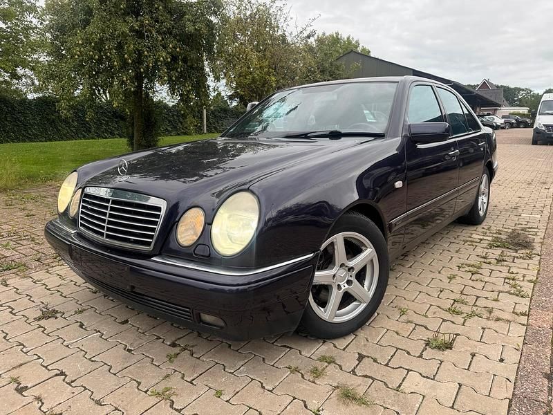 Blau Gebraucht 1998 Mercedes E280 Avantgarde Limousine | 2.700 € (Fairer Preis) - Bild 1/4