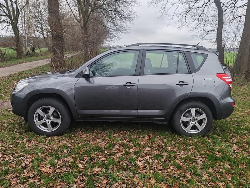 Grau Gebraucht 2009 Toyota RAV4 SUV | 9.500 € - Bild 1/4