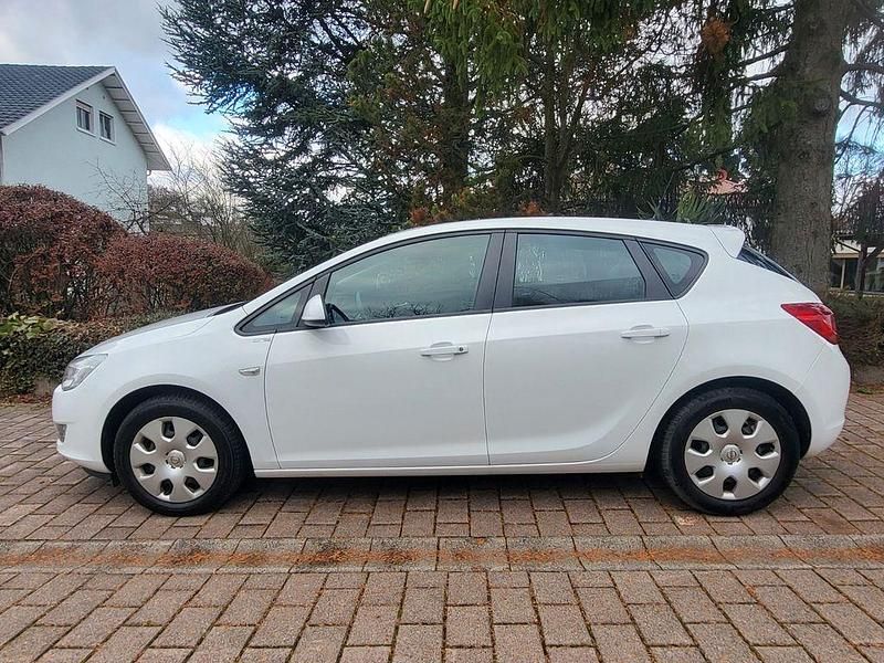 Gebraucht Opel Astra Selection 87 PS (63 kW) 2011 Weiß Limousine
