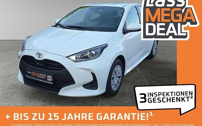 Weiß Gebraucht 2022 Toyota Yaris Comfort Limousine | 12.980 € (Fairer Preis) - Bild 1/4