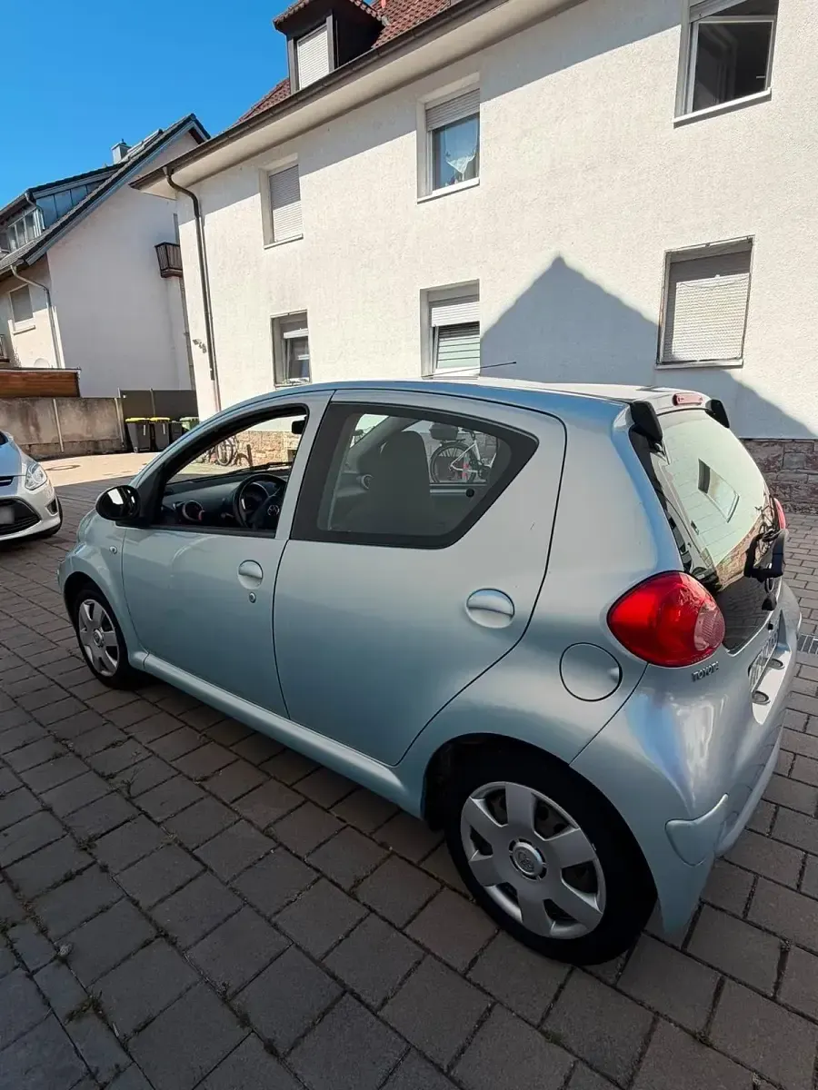 Gebraucht Toyota Aygo 68 PS (50 kW) 2005 Silber Kleinwagen