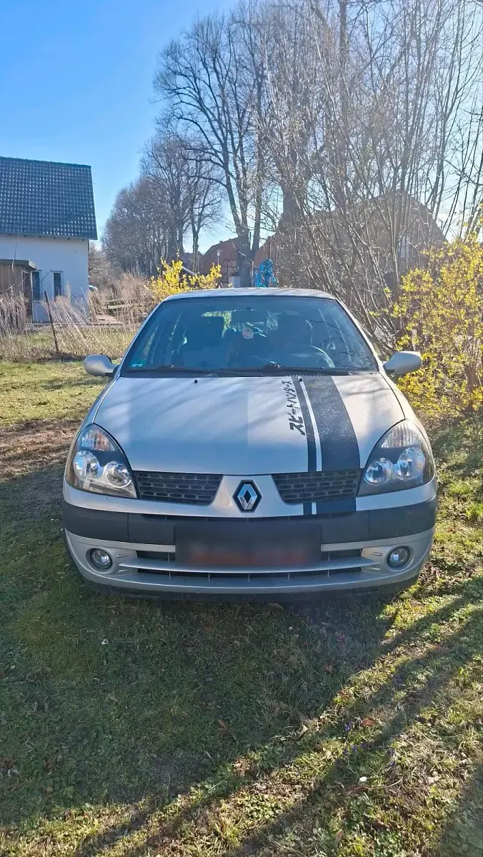 Gebraucht Renault Clio II 98 PS (72 kW) 2001 Silber Kleinwagen