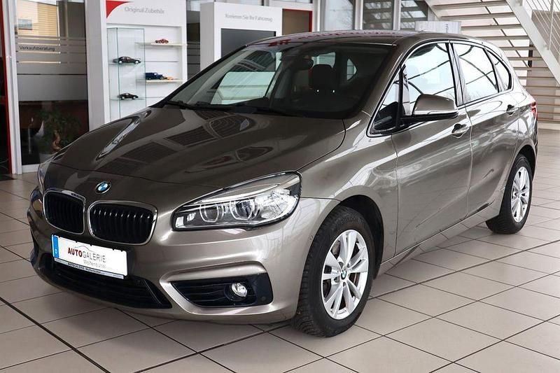 Silber Gebraucht 2015 BMW 220 Active Tourer Sport Line Van / Kleinbus | 15.999 € (Fairer Preis) - Bild 1/4